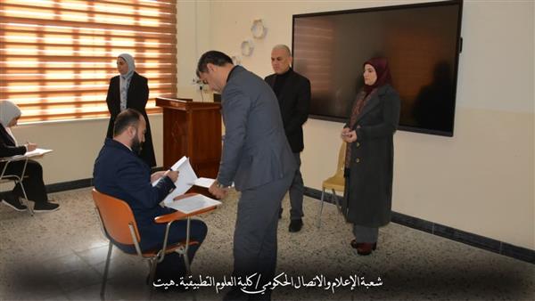 جولة تفقدية لعميد كلية العلوم التطبيقية – هيت على القاعات الامتحانية للدراسات العليا