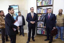 رئيس الجامعة يتفقد المكتبة المركزية في الجامعة