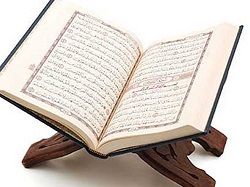 رئيس الجامعة يمنح شهادة تقديرية لعدد من حفظة القرآن الكريم من منتسبي الجامعة